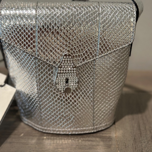 BNWT Calvin Klein Limited Edition Statement Series Silver Lock Bucket Bag - Picture 3 of 10